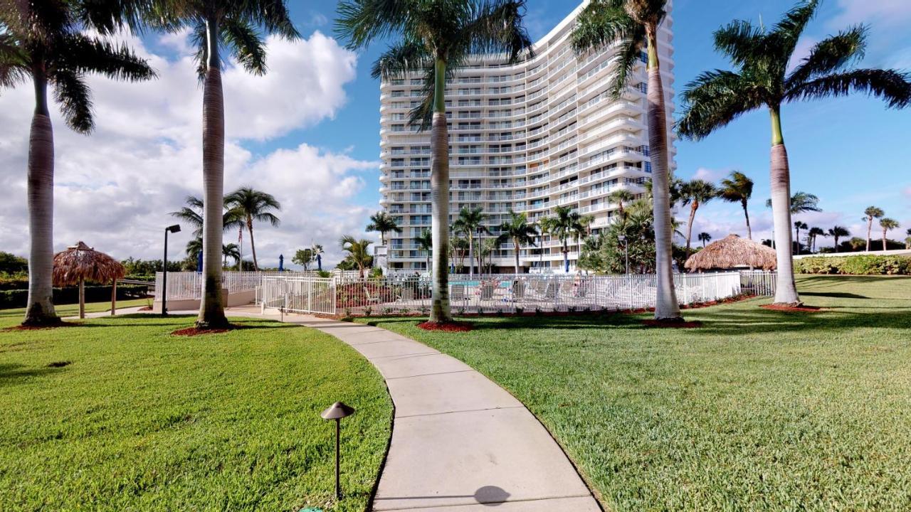 Beachfront Pool View Steps Away From The White Sandy Beaches *
