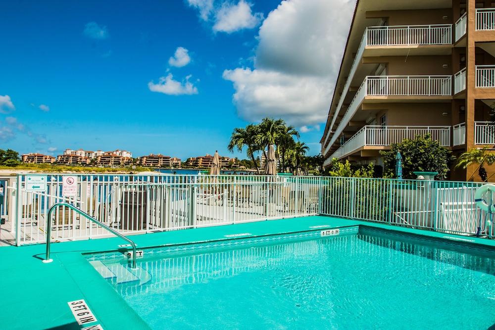 The Boathouse Motel 3*