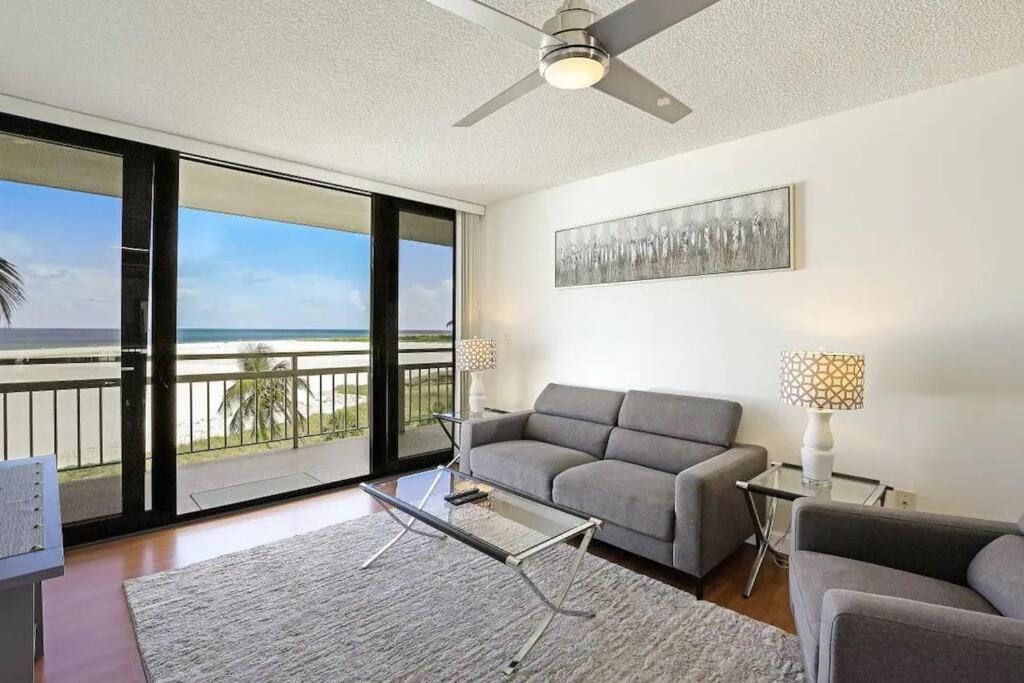 Unobstructed Gulf Views & Direct Access !