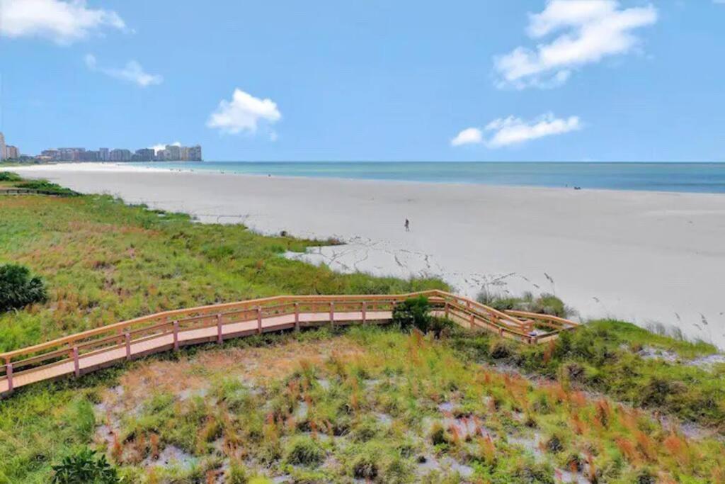 Unobstructed Gulf Views & Direct Access ! Apartment