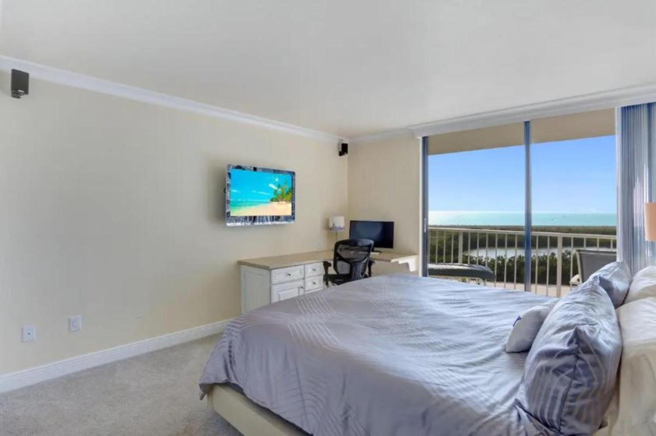 Beachfront South Seas Remodeled Paradise! Holiday home