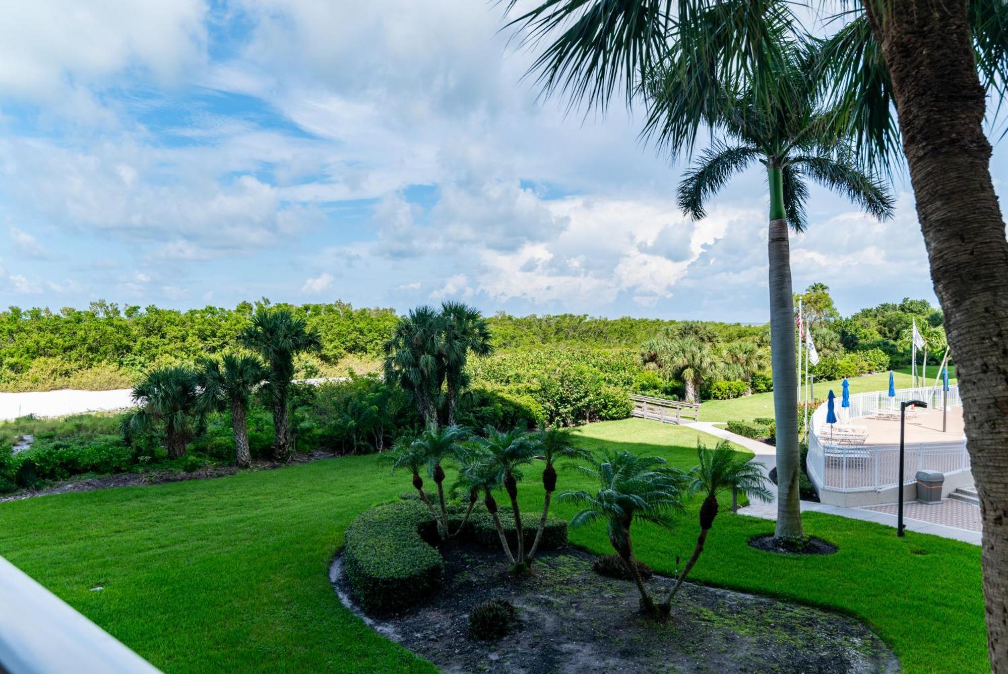 Beachfront Pool View Steps Away From The White Sandy Beaches * Marco Island