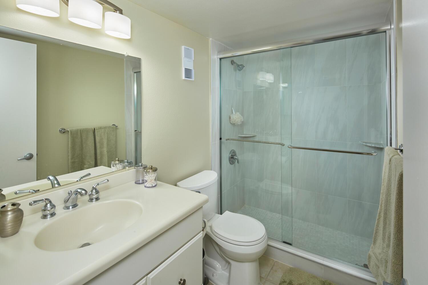 Your Ultimate Sea-scape, Beachfront 2 Bed 2 Bath Holiday home *