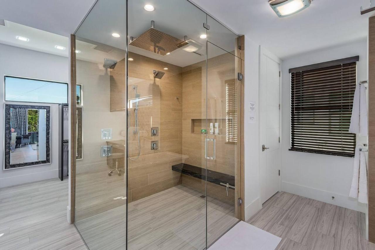 5 Min. Walk-luxurious Modern Pool