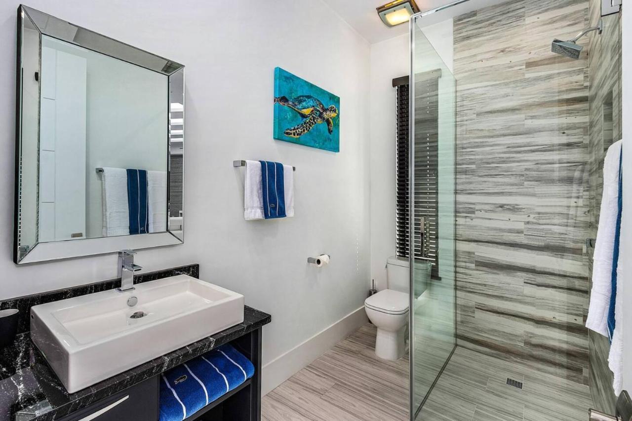 5 Min. Walk-luxurious Modern Pool Holiday home *