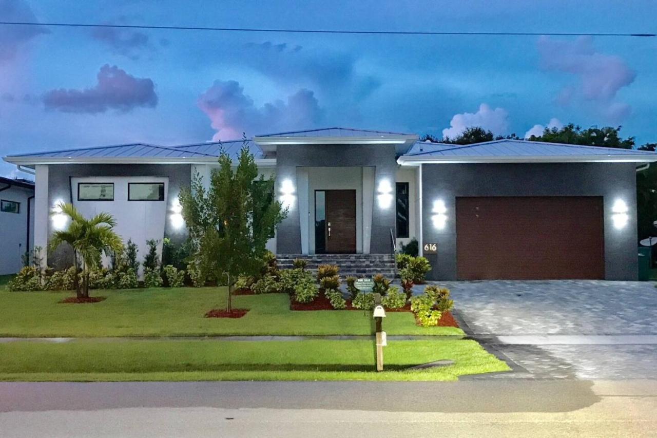 5 Min. Walk-luxurious Modern Pool Holiday home