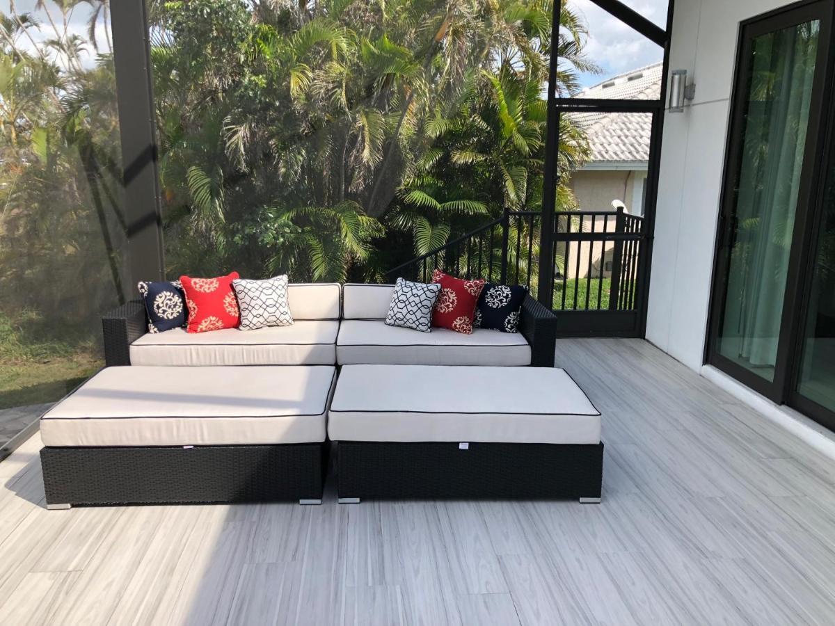 5 Min. Walk-luxurious Modern Pool Holiday home *