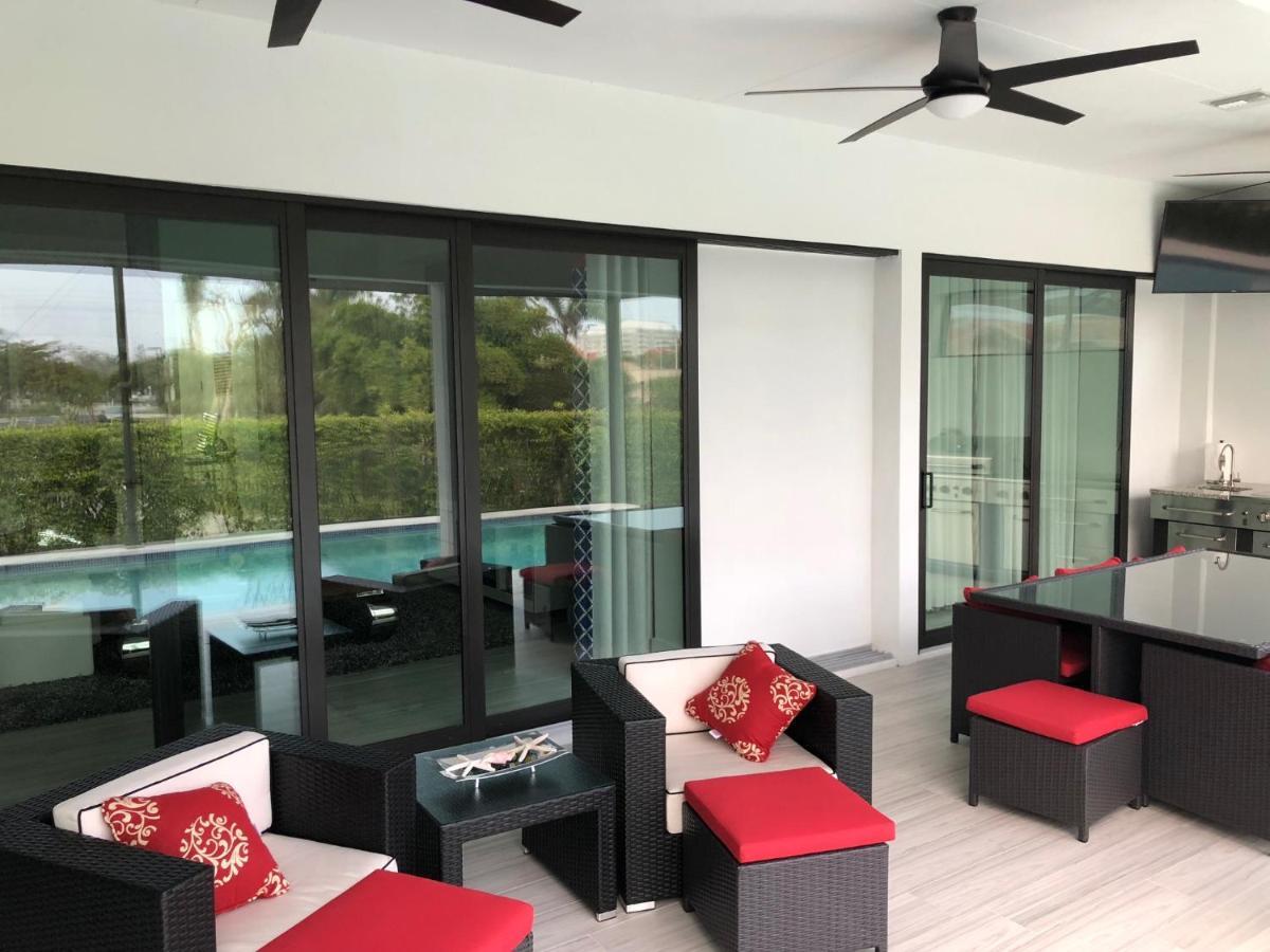 5 Min. Walk-luxurious Modern Pool